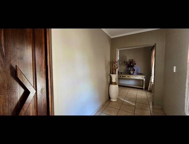 4 BEDROOM HOUSE FOR SALE IN ROOIHUISKRAAL NORTH